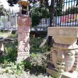 L�altro � il villaggio di pietra di Jerry de Florio, in via Cotugno, l� dove fanno bella mostra di s� statue, trulli, animali, rovine romane, capitelli, casse armoniche e persino una spada nella roccia
